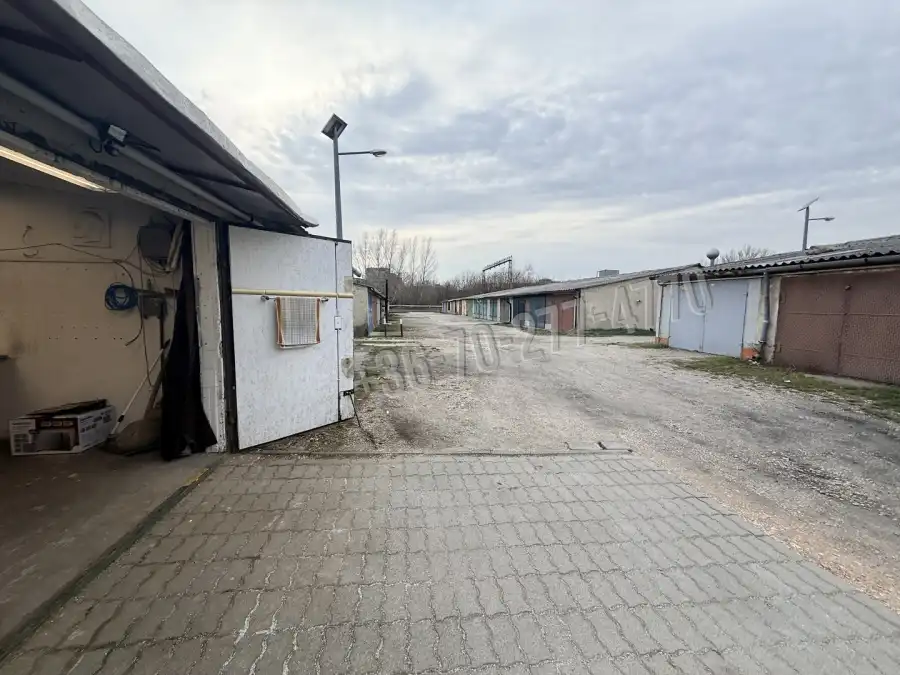 eladó garázs, Oroszlány