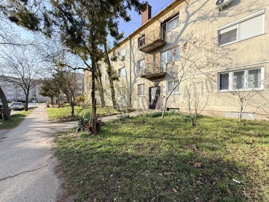 eladó téglalakás, Oroszlány