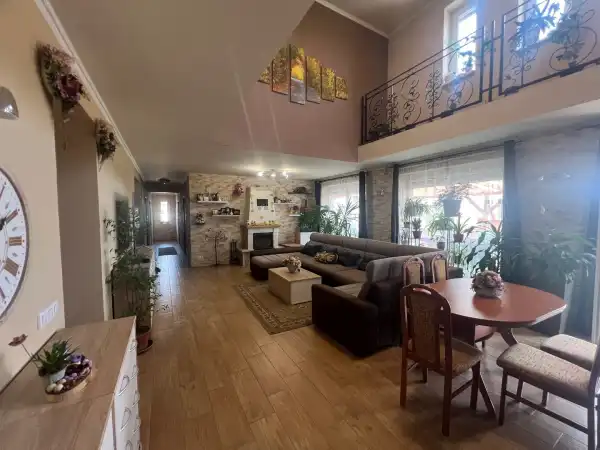 Eladó újszerű családi ház, Oroszlány 7 szoba 270 m² 149.9 M Ft