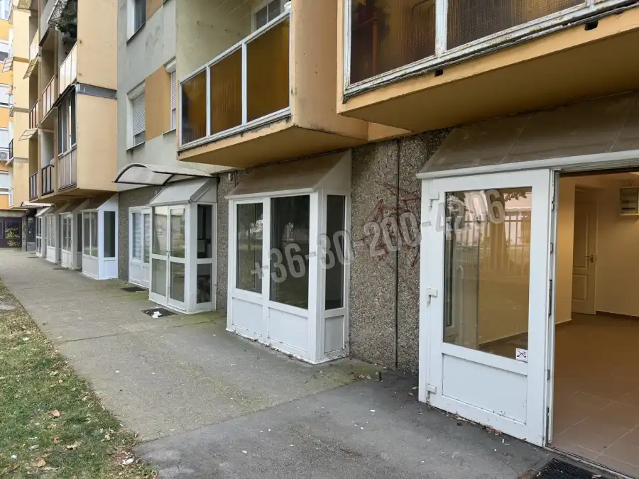 eladó üzlethelyiség utcai bejáratos, Mosonmagyaróvár