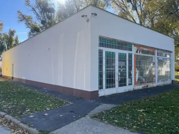 Eladó üzlethelyiség utcai bejáratos, Tatabánya 209 m² 39.9 M Ft